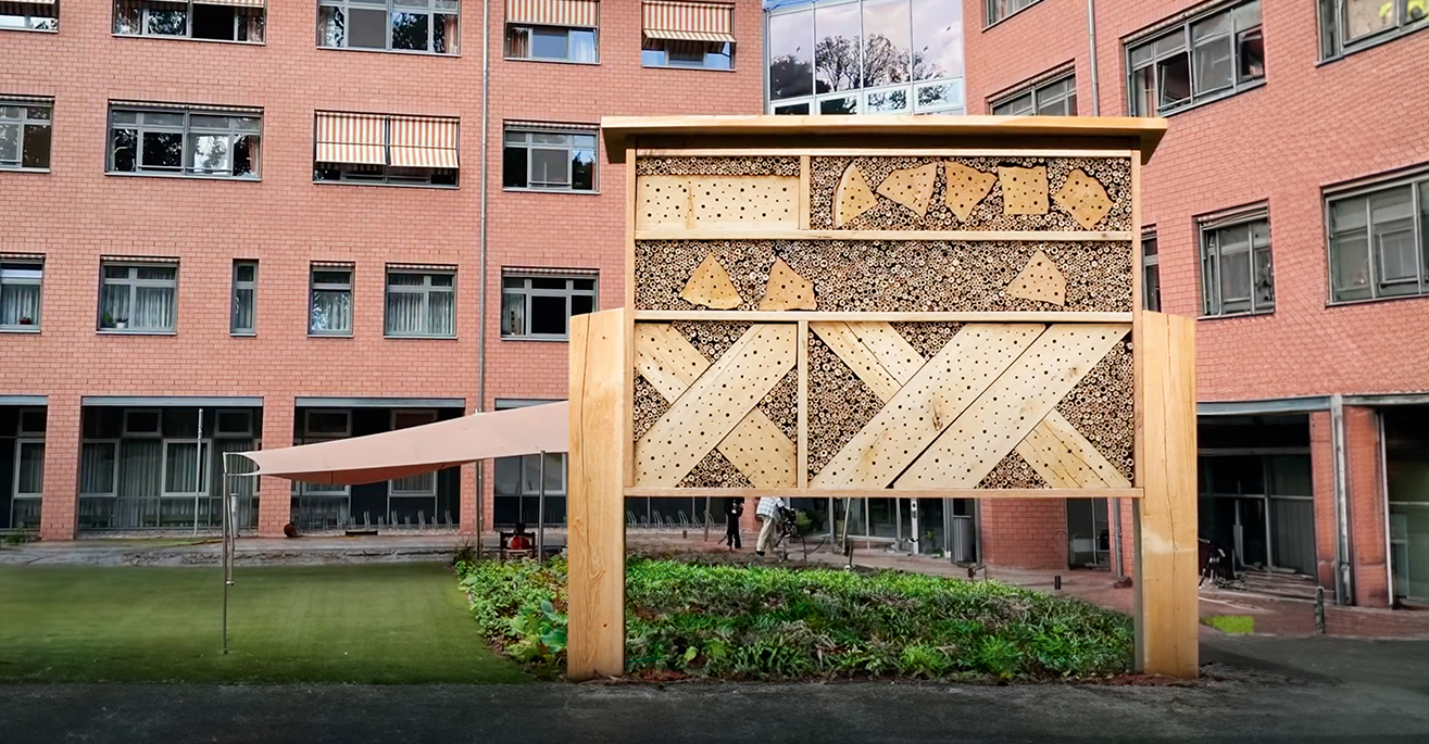 Großes Insektenhotel für Firmen