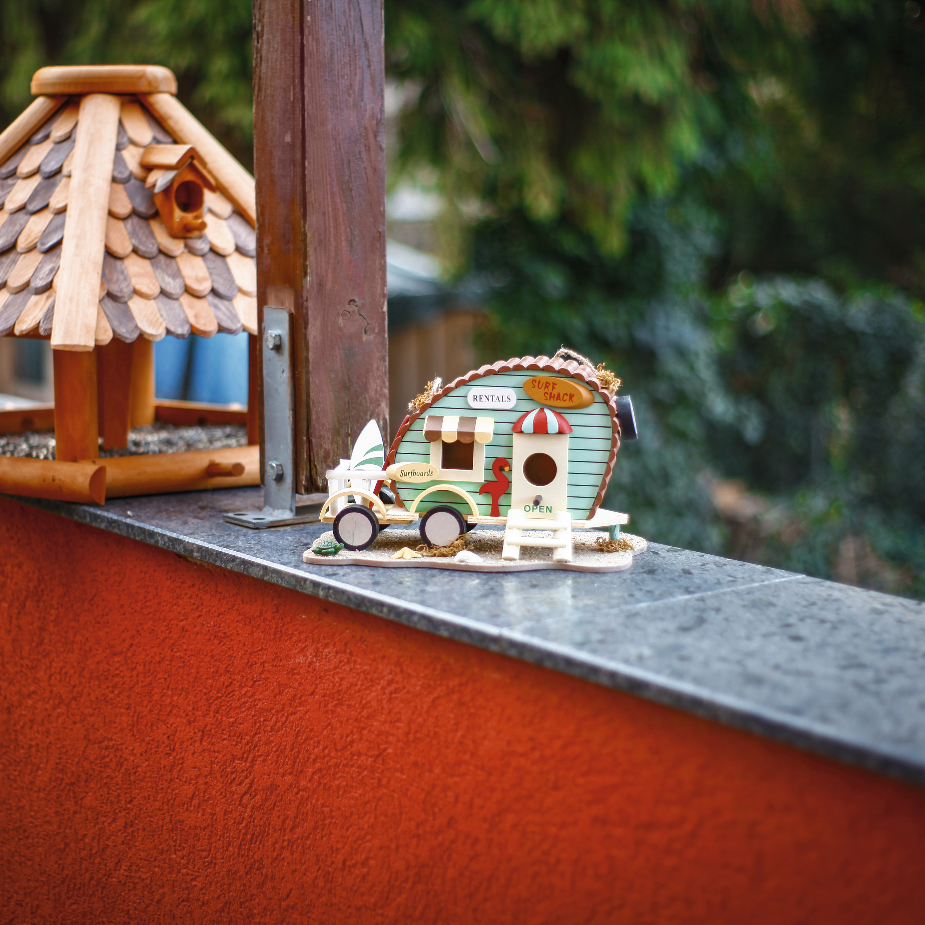 Das bunte Vogelhaus bietet einen Platz zum Überwintern und zum Jungen aufziehen an. 