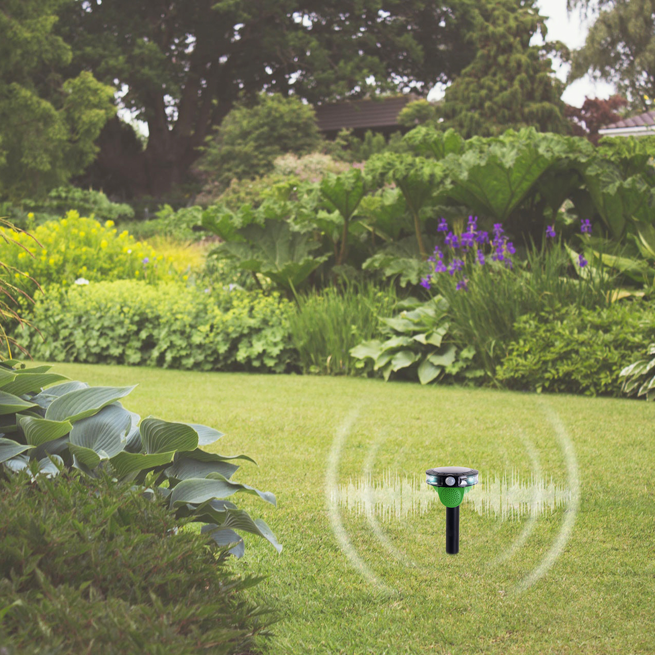 Durch den Erdspieß kann das Gerät nahezu überall im Garten platziert werden. 