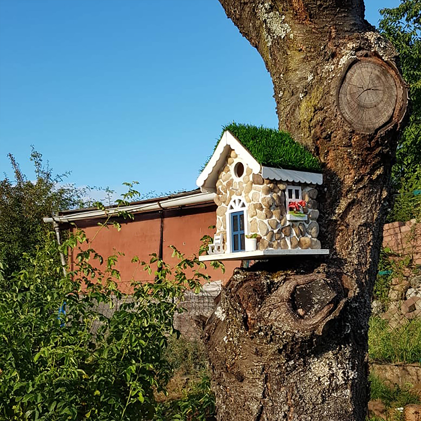 Nichoir en Forme de Maison en Pierre