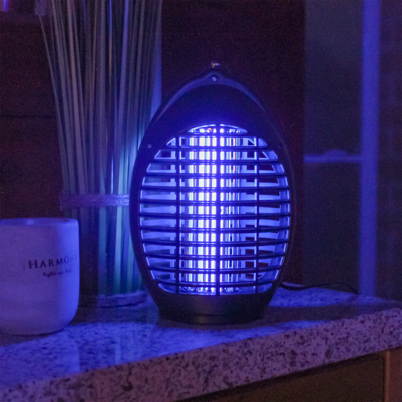 Unser Insektenvernichter lockt die Mücken mithilfe von UV-Licht an und tötet sie dann schnell und schmerzlos am Hochspannungsgitter. 