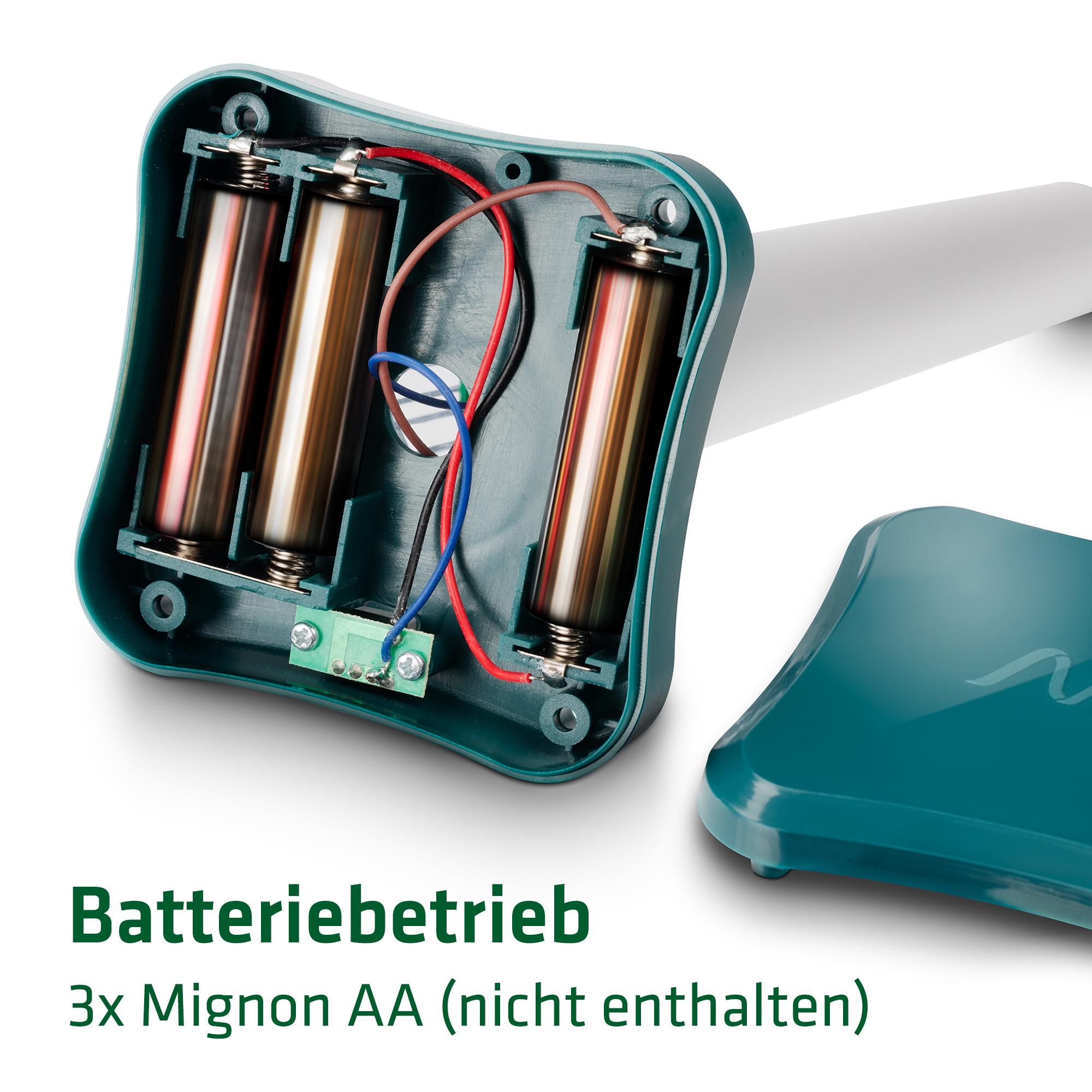 Ins Batteriefach werden drei handelsübliche AA-Batterien eingesetzt. 